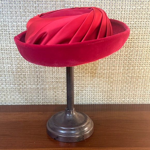 🌟HP🌟VTG 1950s Red Velvet & Pleated Satin Breton Hat by Milbrae Exclusives - Picture 4 of 14